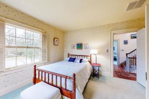 1 dormitorio con cama y ventana en The Star of Salisbury en Salisbury