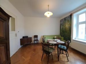 una sala de estar con una mesa y un sofá en Apartmán Nad náměstím, en Liberec