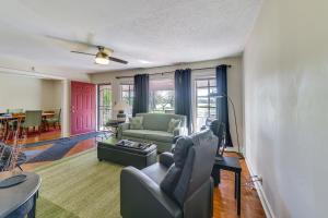 Χώρος καθιστικού στο Spacious Retreat, 2 Miles to Tuskegee University