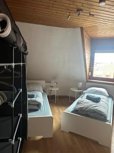1 Schlafzimmer mit 2 Betten und einem Fenster in der Unterkunft L8 Street - Niefern-Öschelbronn in Niefern-Öschelbronn