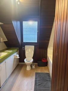 ein kleines Bad mit einem WC und einem Fenster in der Unterkunft L8 Street - Niefern-Öschelbronn in Niefern-Öschelbronn