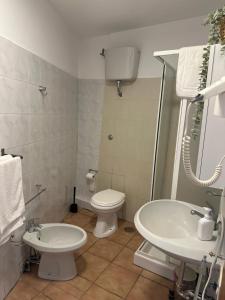 ローマにあるHappy Houseの白いバスルーム(トイレ、シンク付)