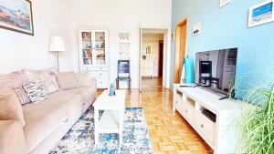 - un salon avec un canapé et une télévision dans l'établissement Apartment Sole di Pola, à Pula