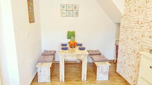 une table avec deux tabourets et une table avec des fruits dans l'établissement Apartment Sole di Pola, à Pula