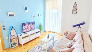 プーラにあるApartment Sole di Polaのソファと薄型テレビのあるリビングルーム