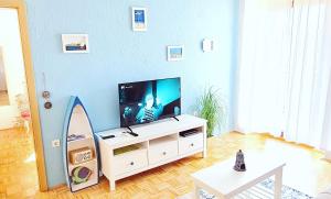 普拉的住宿－Apartment Sole di Pola，一间客厅,客厅的白色橱柜上配有电视
