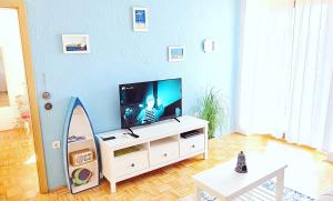 プーラにあるApartment Sole di Polaの白いキャビネットの上にテレビが置かれたリビングルーム