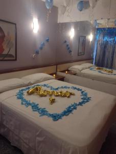 Una cama con un corazón hecho de oro y adornos azules en Avenida Beira Mar, 4050 Fortaleza Ce, en Fortaleza