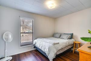 - une chambre avec un lit et une fenêtre dans l'établissement Pet-Friendly Colorado Retreat with Patio and Fire Pit!, à Canon City
