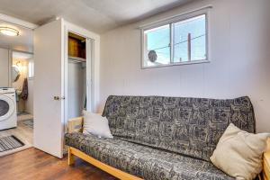 - un salon avec un canapé et une fenêtre dans l'établissement Pet-Friendly Colorado Retreat with Patio and Fire Pit!, à Canon City