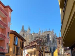 a cathedral with a tree in the middle of a street at El Jardín de la Morena - Casco Histórico - VUT LE 1205 in León