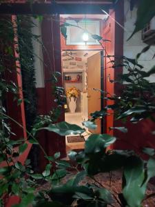 ナポリにあるMade in Naples Apartmentの花瓶入りの部屋へとつながるドア