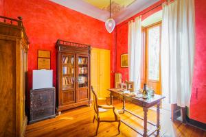 Cette chambre comprend un bureau et une table avec une chaise. dans l'établissement La casa dei Paggi, à Sestri Levante