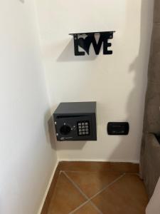 ein Münztelefon an der Wand eines Zimmers in der Unterkunft MAESTRALE CASA VACANZA in Isola delle Femmine