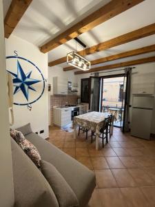 ein Wohnzimmer mit einem Sofa und einem Tisch in der Unterkunft MAESTRALE CASA VACANZA in Isola delle Femmine