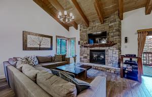 sala de estar con sofá y chimenea en Village Treehouse #1 en Mammoth Lakes