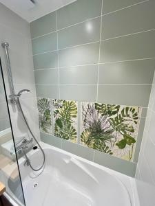 ein Badezimmer mit Dusche und weißem Waschbecken in der Unterkunft La MaiZon du Bois Rez-de-Chaussée in Champagny-en-Vanoise