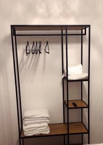 a rack with towels and hangers in a room at Wohngut-City Appartement 3 für max 5 Personen inklusive Parkplatz in Hagen