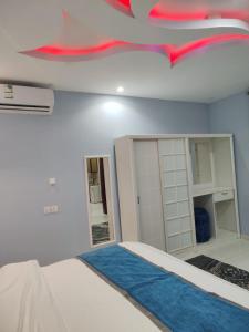 Tempat tidur dalam kamar di جوهرة الاماكن