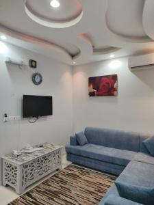 a living room with a couch and a tv at جوهرة الاماكن in Taymāʼ