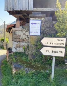 un letrero de la calle frente a un edificio en Casa vacacional Las Viñas, en Oviedo
