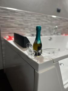 Una botella de vino encima de un mostrador en Fabianna suite, en Agliano Terme