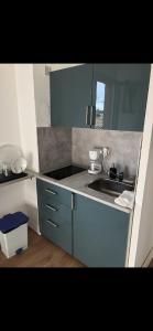 uma cozinha com um lavatório e uma bancada em Studio Saint Cyr sur mer em Saint-Cyr-sur-Mer