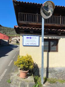 una señal en un poste frente a un edificio en Casa vacacional Las Viñas, en Oviedo