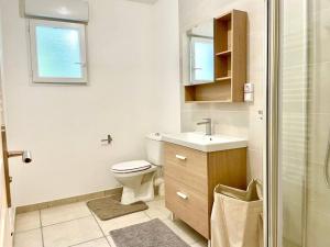 un bagno con wc, lavandino e doccia di Charmante Villa pour 10 personnes a Saint-Augustin Altre 14 foto