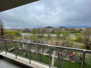 プロブディフにあるRIVERSIDE APARTMENTS PLOVDIV 1 with free parkingの川の景色を望むバルコニー