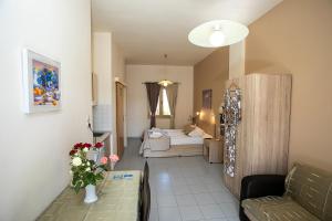 Una cama o camas en una habitación de Rania Studio with sea view