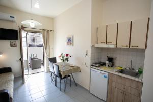 Una cocina o cocineta en Rania Studio with sea view