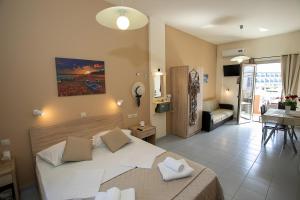 Una televisión o centro de entretenimiento en Rania Studio with sea view