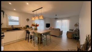 Cuisine ou kitchenette dans l'établissement Villa Saint Mart, Saint Martin de Bréhal, 500m de la mer