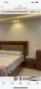 Una foto de un dormitorio con cama y tocador en Fully furniture apartment in Madinty Egypt, en Madinaty