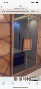 una imagen de una habitación con una cruz en una ventana en Fully furniture apartment in Madinty Egypt, en Madinaty