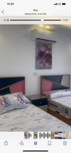 Una foto de dos camas en una habitación en Fully furniture apartment in Madinty Egypt, en Madinaty