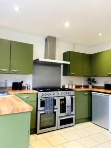 Een keuken of kitchenette bij Modern and Comfy 5 Bed Home, Wi-FI, Free Parking!