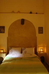 A bed or beds in a room at Riad Menthe Et Citron