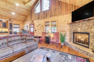 墨菲Dog-Friendly Cabin with Fire Pit and Hot Tub!的带沙发和壁炉的客厅