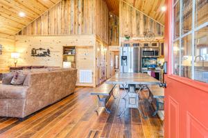 Dog-Friendly Cabin with Fire Pit and Hot Tub!的厨房或小厨房