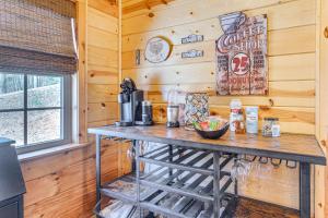 Dog-Friendly Cabin with Fire Pit and Hot Tub!的厨房或小厨房