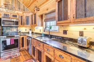 Dog-Friendly Cabin with Fire Pit and Hot Tub!的厨房或小厨房