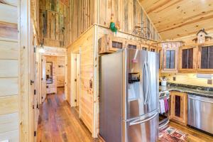 Dog-Friendly Cabin with Fire Pit and Hot Tub!的厨房或小厨房