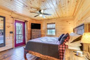 墨菲Dog-Friendly Cabin with Fire Pit and Hot Tub!的带床和吊扇的卧室