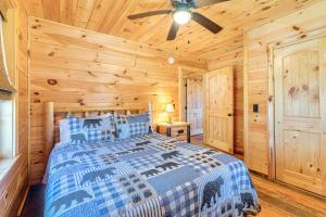 Dog-Friendly Cabin with Fire Pit and Hot Tub!客房内的一张或多张床位