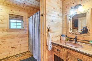 墨菲Dog-Friendly Cabin with Fire Pit and Hot Tub!的小木屋浴室设有水槽和镜子