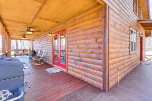 Dog-Friendly Cabin with Fire Pit and Hot Tub!的休息区