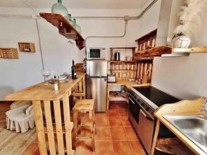een keuken met een aanrecht en een koelkast bij Loft rural in Granada