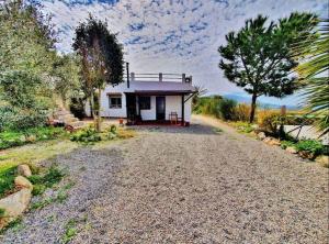 een klein huis op een grindweg bij Loft rural in Granada